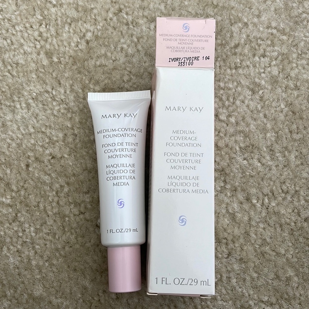 Medium-Coverage Foundation - Picture 1 of 2